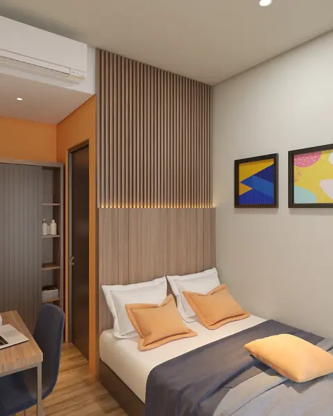 Kamar tidur dengan headboard panel kayu, dinding oranye, dan dua lukisan abstrak
