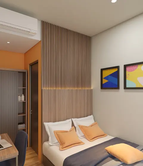 Kamar tidur dengan headboard panel kayu dan dinding oranye