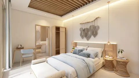 Kamar tidur luas dengan plafon kayu, lampu gantung, dan hiasan dinding