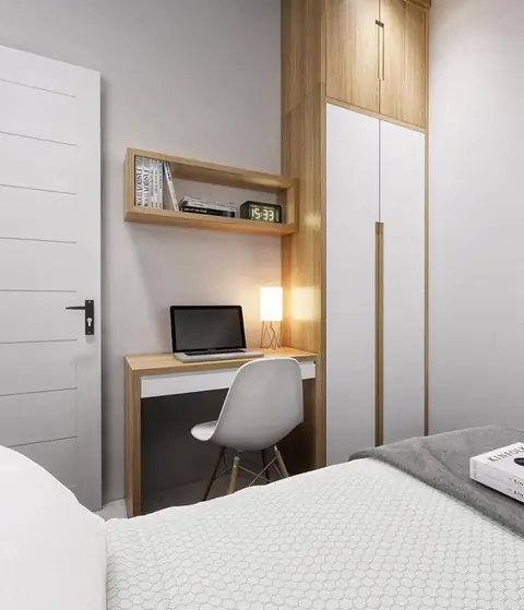 Kamar tidur putih dengan meja kerja dan rak kayu yang menyatu dengan lemari