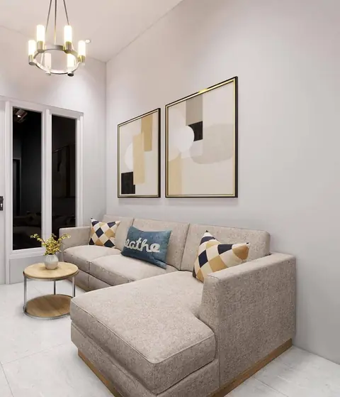 Ruang tamu dengan sofa sudut krem dan lampu gantung