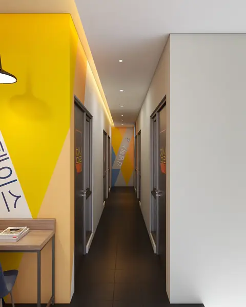 Lorong dengan dinding kuning cerah dan lampu tersembunyi